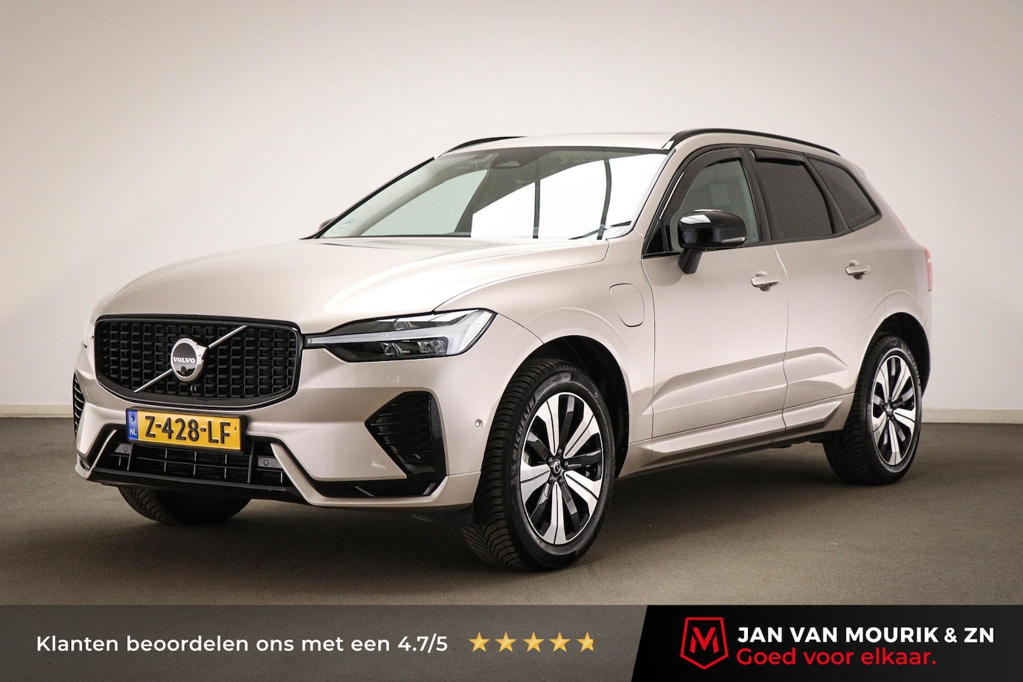Volvo XC60 - 2.0 T6 Plug-in hybrid AWD Plus Dark SOH 97% | PANORAMADAK | STUURVERWARMING | 360 CAMERA | - AutoWereld.nl