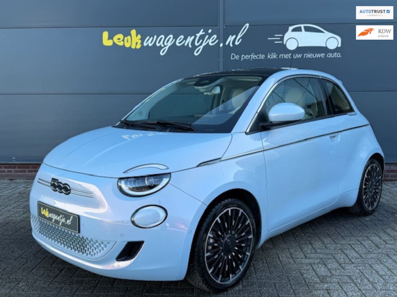 Fiat 500e - La Prima 42 kWh *pano *leer *stoelv. *camera *17” - AutoWereld.nl