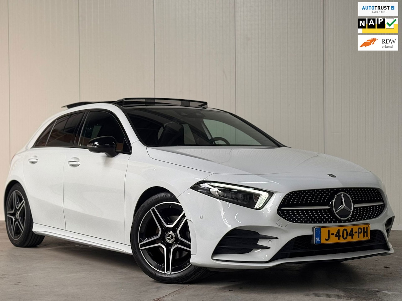 Mercedes-Benz A-klasse - 180 AMG l VOL! l PANO l MATRIX l EL-STOEL l SFEER l SOUND l TREKHAAK l CARPLAY l ORG.NL - AutoWereld.nl