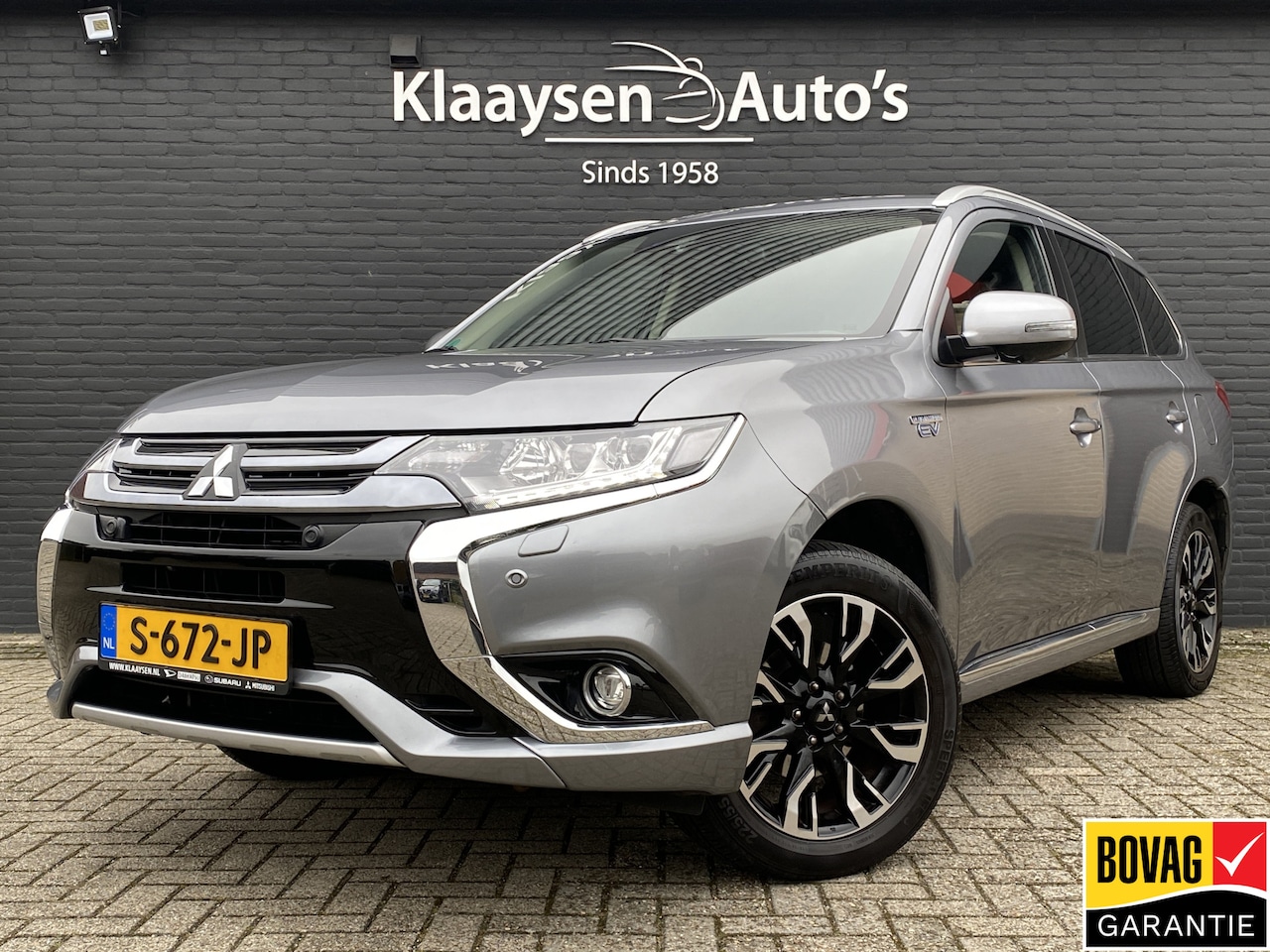 Mitsubishi Outlander - 2.0 PHEV Instyle+ 204 pk 4WD AUT. | navigatie | schuifdak | trekhaak | leder interieur | e - AutoWereld.nl