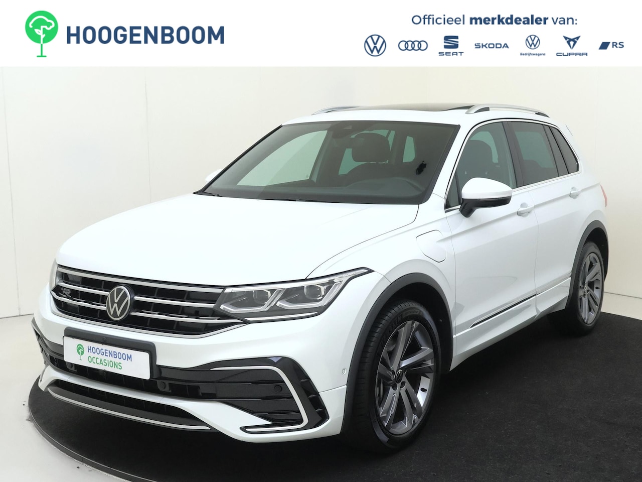 Volkswagen Tiguan - 1.4 TSI eHybrid R-Line Business+ | Panoramadak | Trekhaak | Head-up display | 360 camera | - AutoWereld.nl