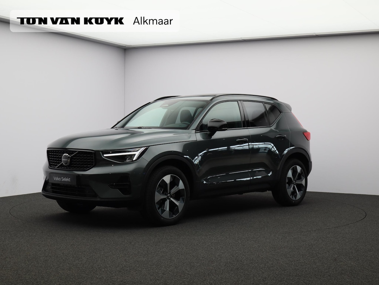 Volvo XC40 - 2.0 B4 Plus Dark / Panoramadak / Nubuck Bekleding / Harman Kardon / Elektrische Stoelen / - AutoWereld.nl