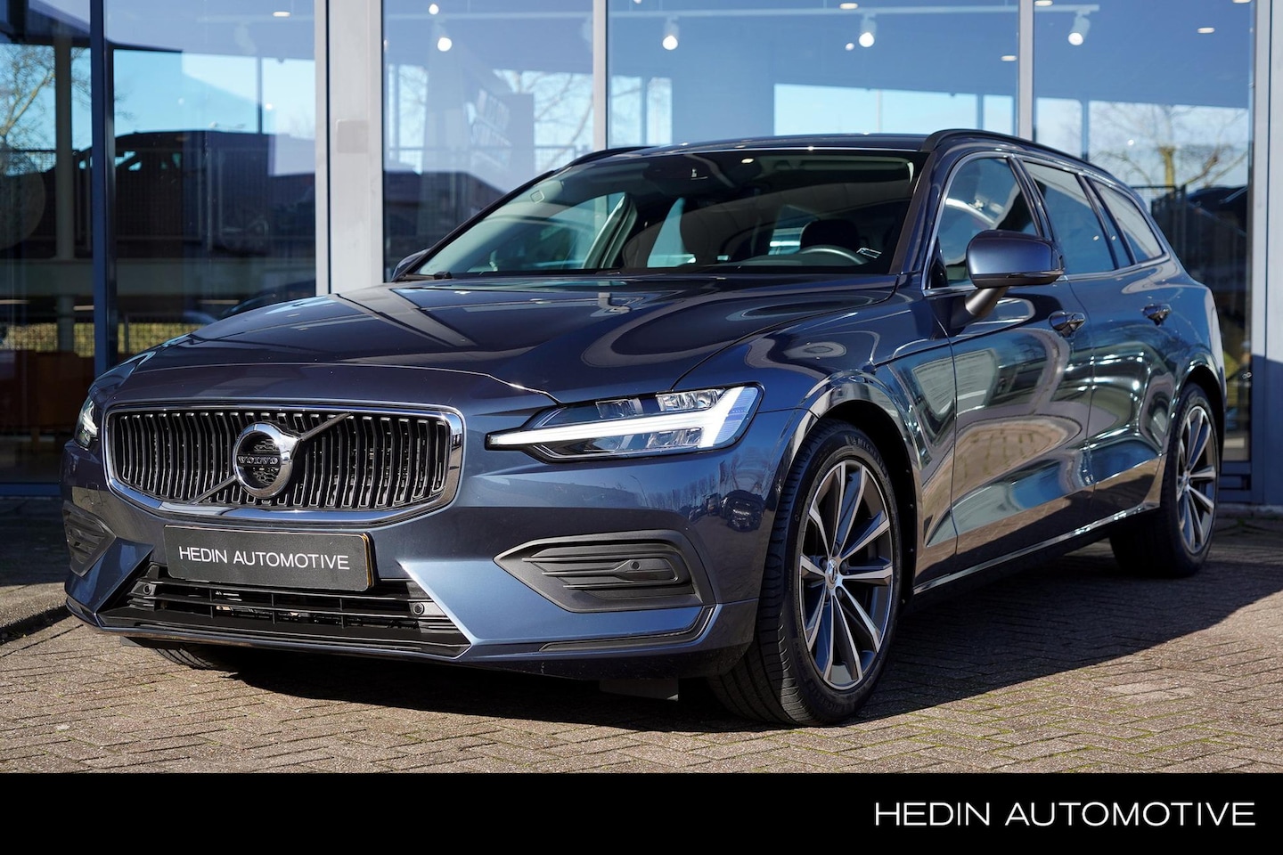 Volvo V60 - 2.0 B4 Core | Stoel & Stuurverwarming | Adaptieve Cruise Control + Pilot Assist | Parkeers - AutoWereld.nl