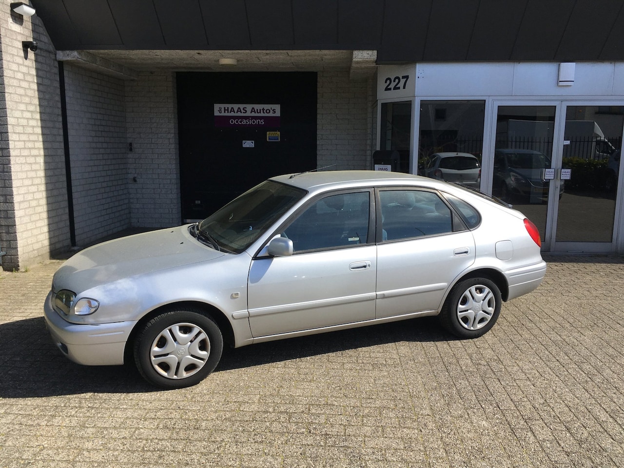 Toyota Corolla - 1.6 VVT-i Terra / 5 DEUREN / AIRCO / APK OK / METALLIC - AutoWereld.nl