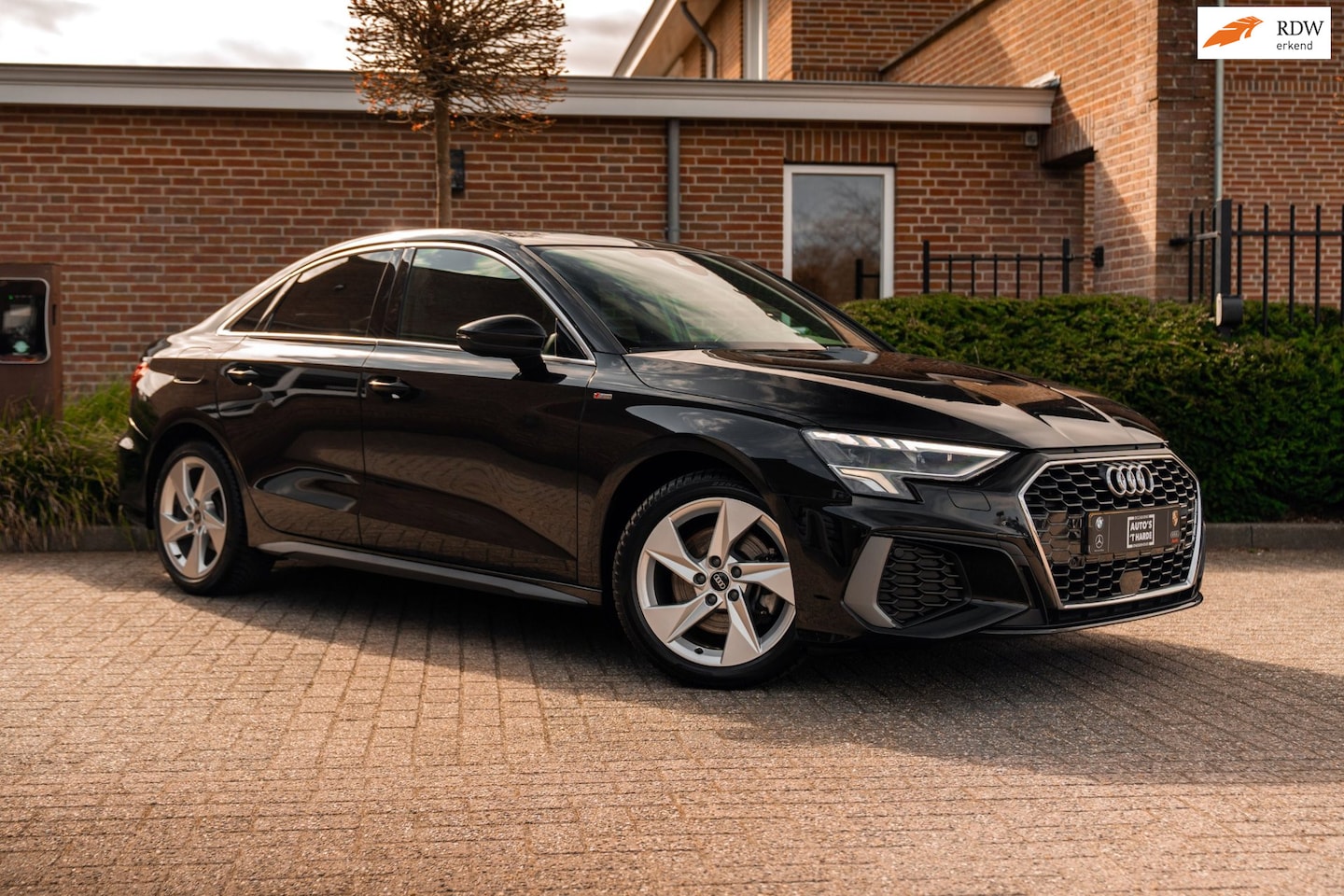 Audi A3 Limousine - 30 TFSI S Edition 110 PK Aut. 2x S-Line Pano LED Matrix Trekhaak 17'' - AutoWereld.nl