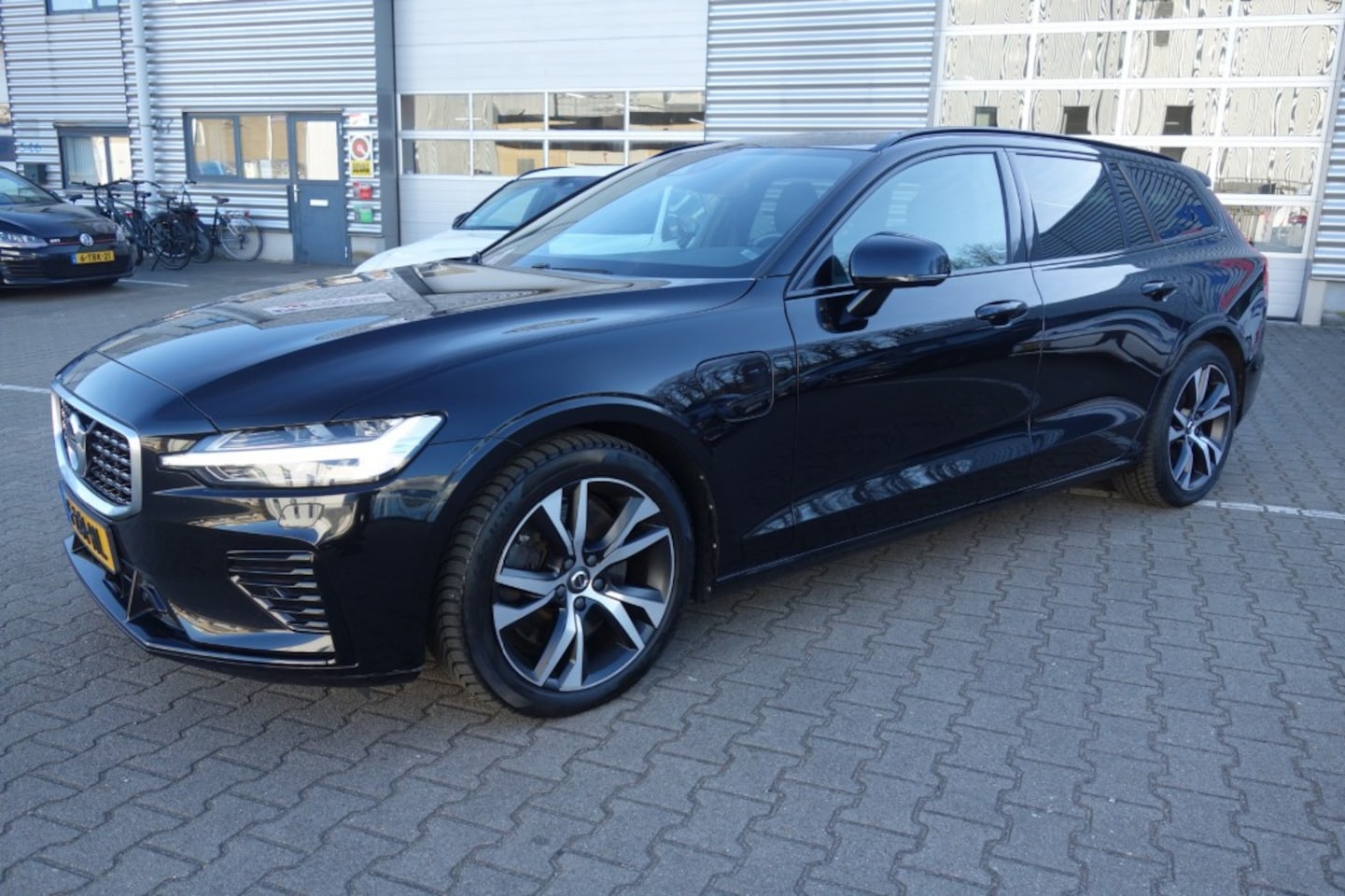 Volvo V60 - 2.0 T8 TE AWD R-DES. Trekhaak 2000kg, Pano, Leer - AutoWereld.nl