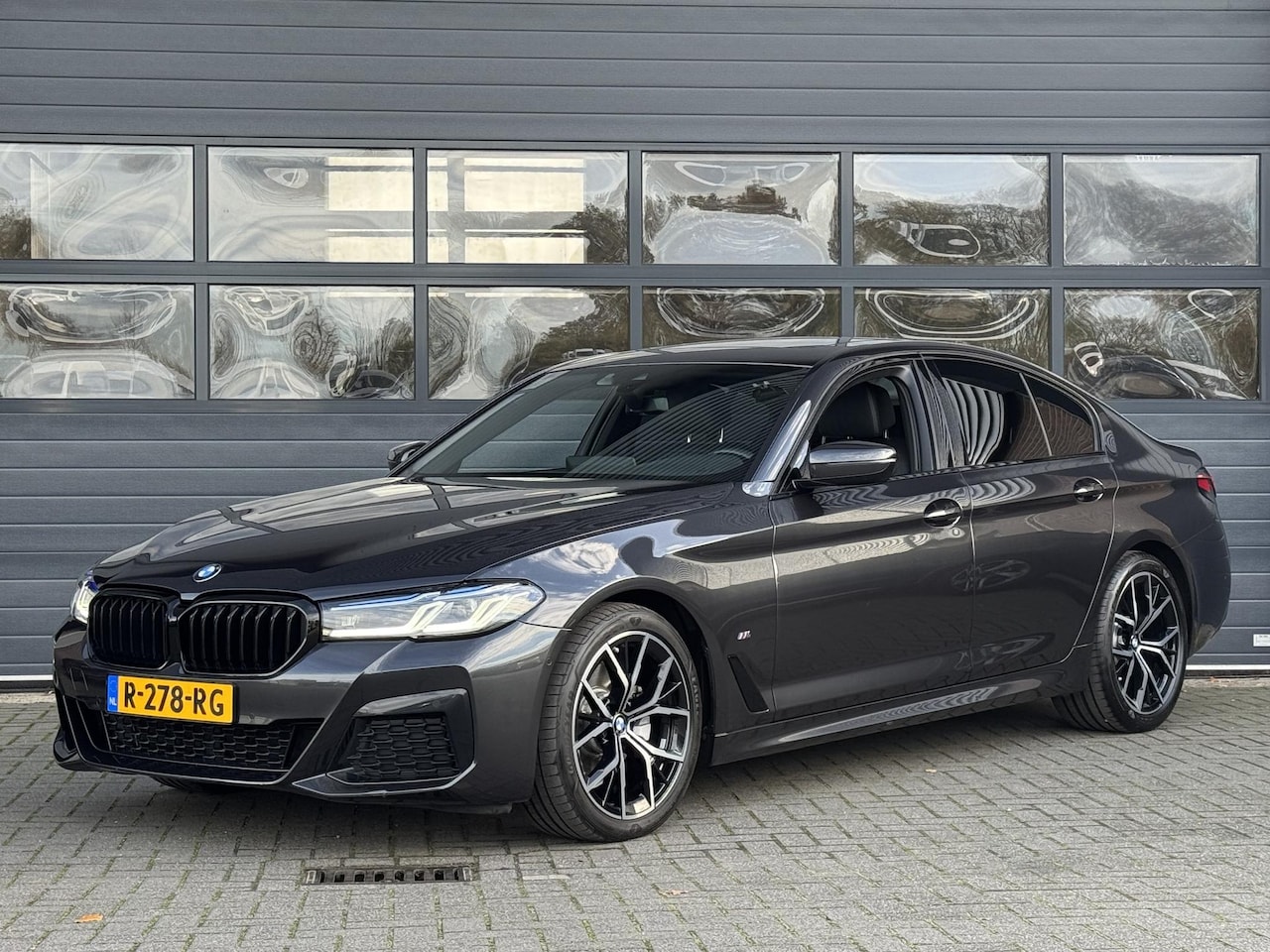 BMW 5-serie - 520i BUSINESS EDITION PLUS I M SPORTPAKKET I SCHUIFDAK I TREKHAAK I PARKING PACK I LASER L - AutoWereld.nl