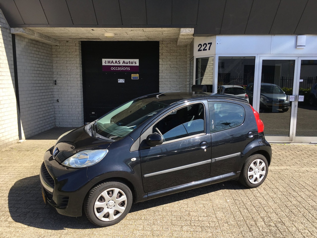 Peugeot 107 - 1.0-12V Urban Move / APK 2027 / AIRCO / 5 DEUREN / KLEIN / ZUINIG - AutoWereld.nl