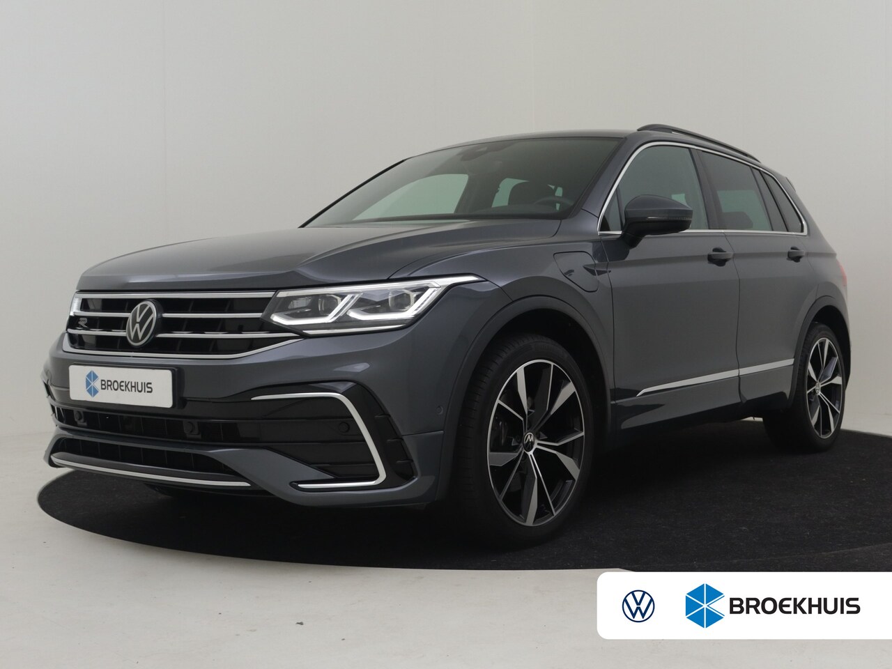 Volkswagen Tiguan - 1.4 TSI eHybrid R-Line Business+ 245pk | TREKHAAK | CAMERA | STOELVERW. | NVAIGATIE | ADAP - AutoWereld.nl