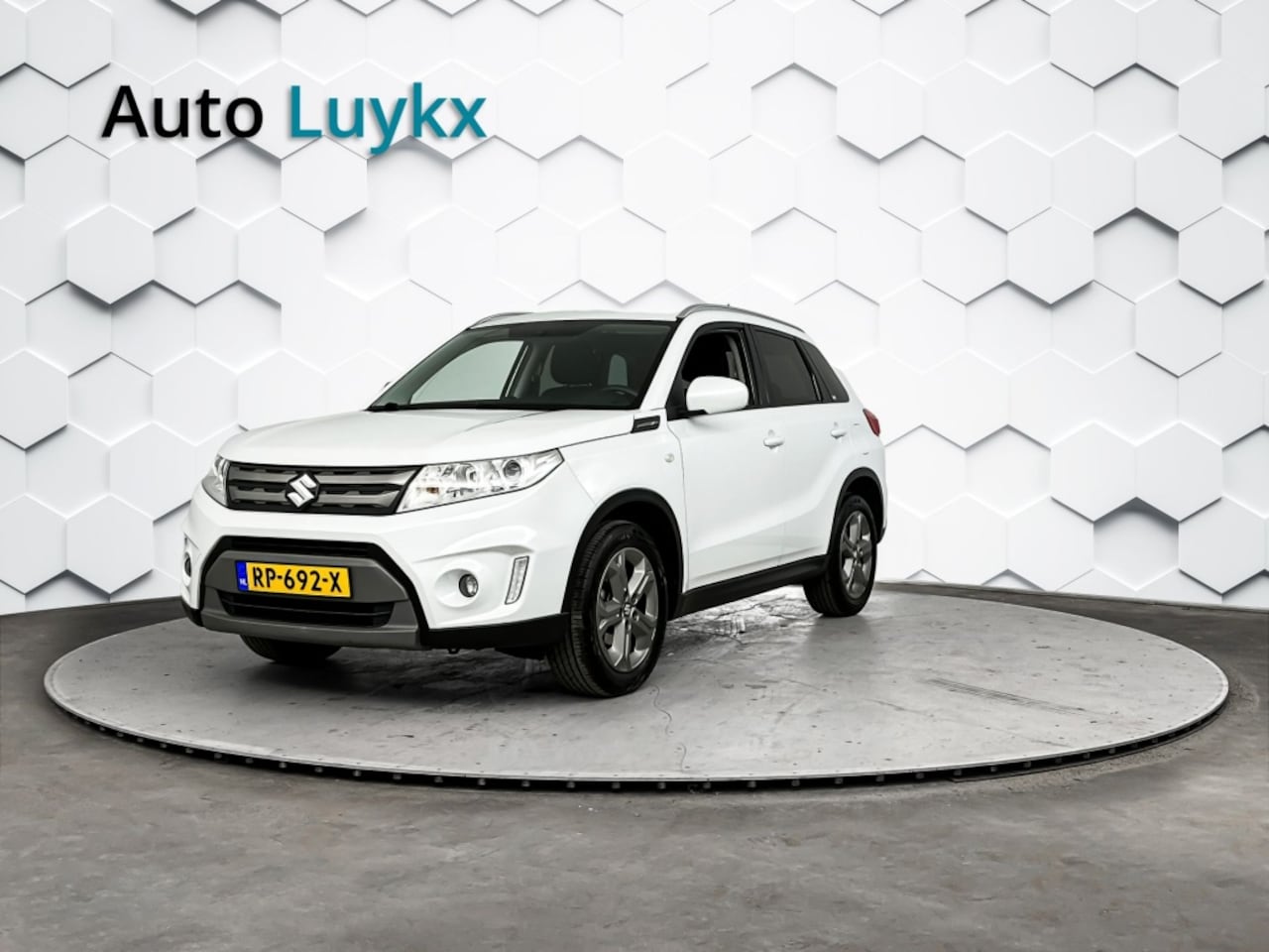 Suzuki Vitara - 1.6 Exclusive Automaat | Navigatie | Parkeercamera | Trekhaak - AutoWereld.nl