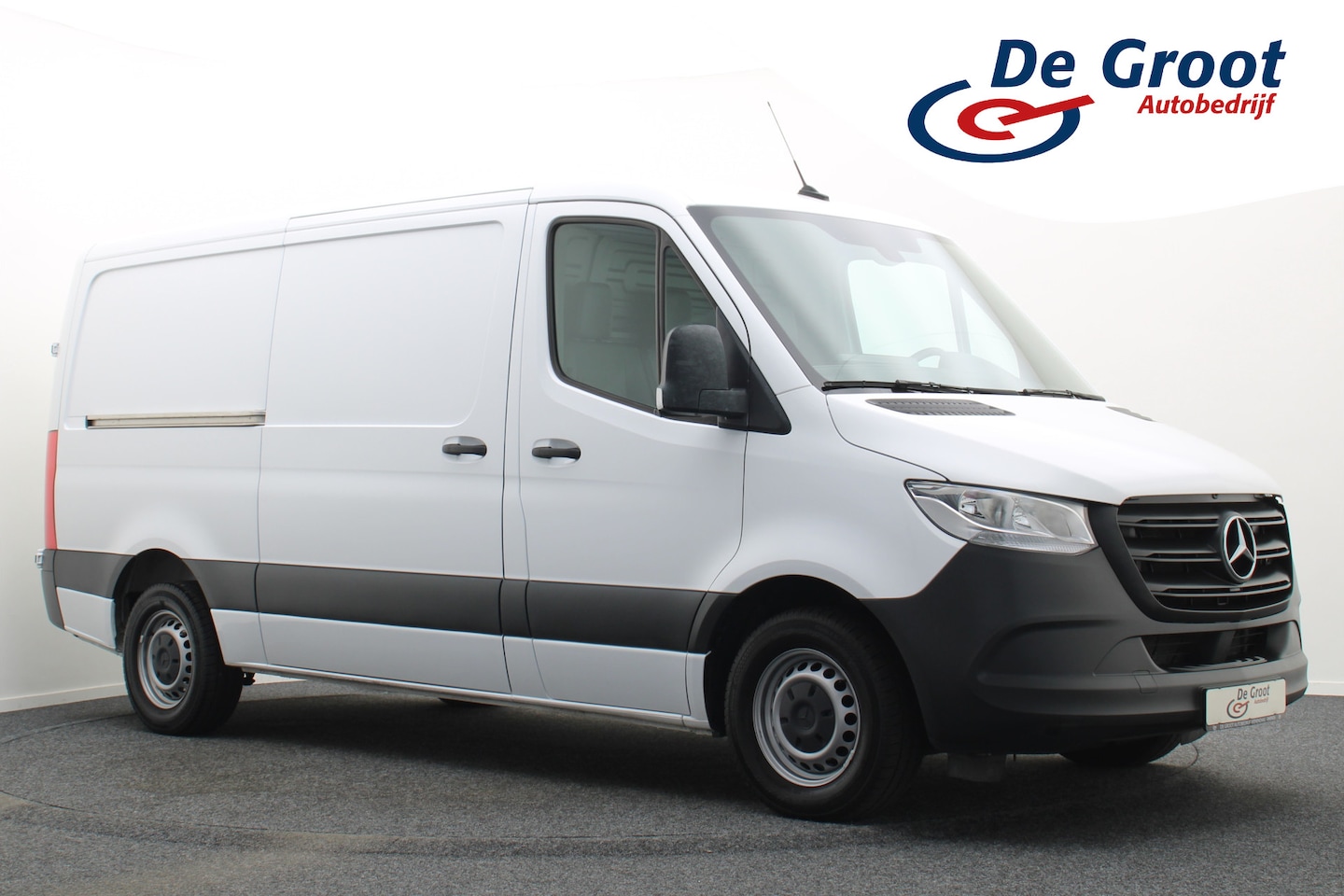 Mercedes-Benz Sprinter - 317 CDI Aut. L2H1 Leer, 3-Zits, Camera, Standkachel, Airco, Cruise, Apple Carplay, Trekhaa - AutoWereld.nl