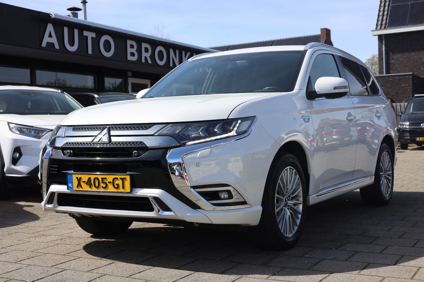 Mitsubishi Outlander - 2.4 PHEV S-EDITION | LEDER | CAMERA | TREKHAAK - AutoWereld.nl