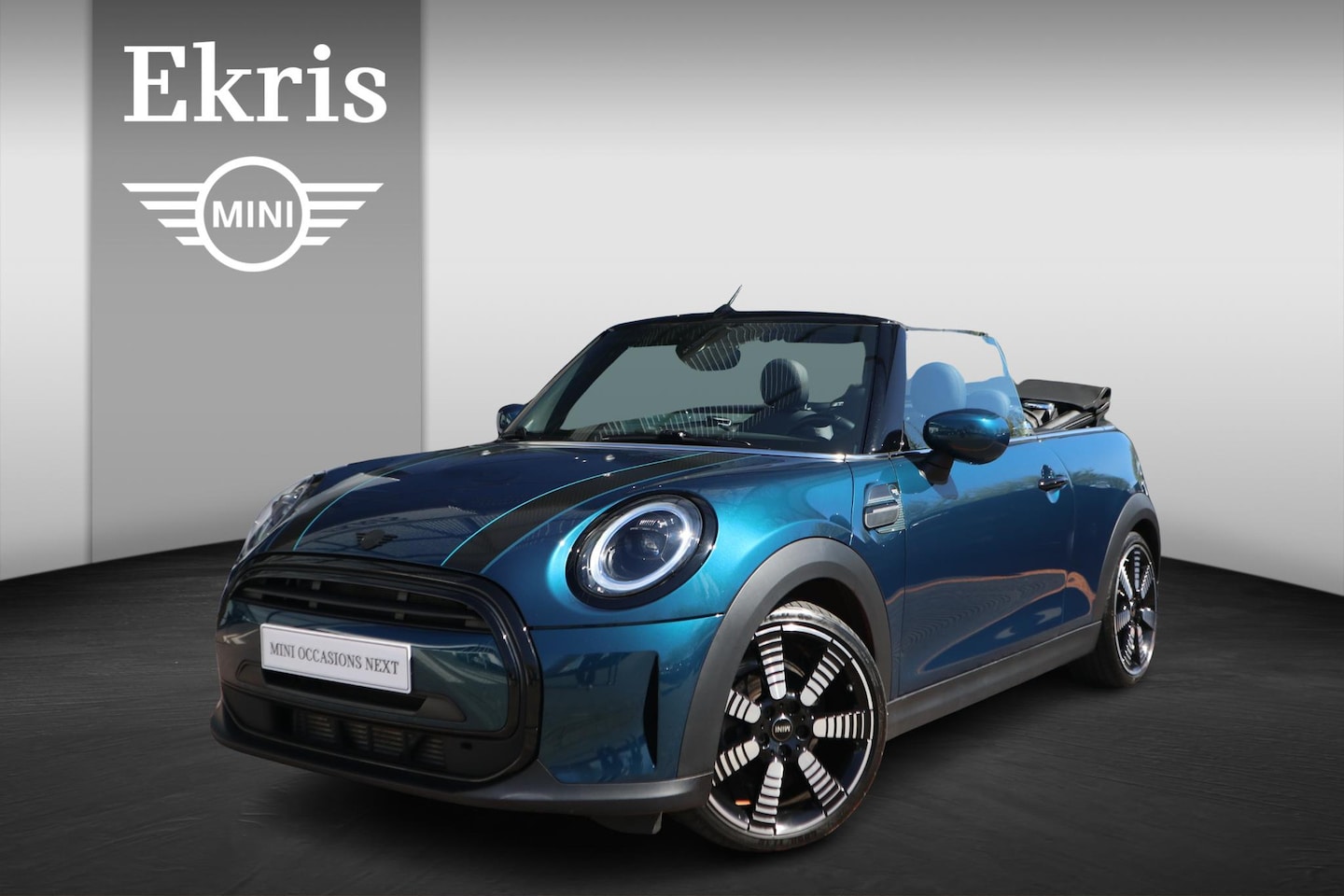 MINI Cabrio - Cooper | 18" LM Pulse Spoke | MINI Sidewalk Uitvoering | Deep Laguna - AutoWereld.nl
