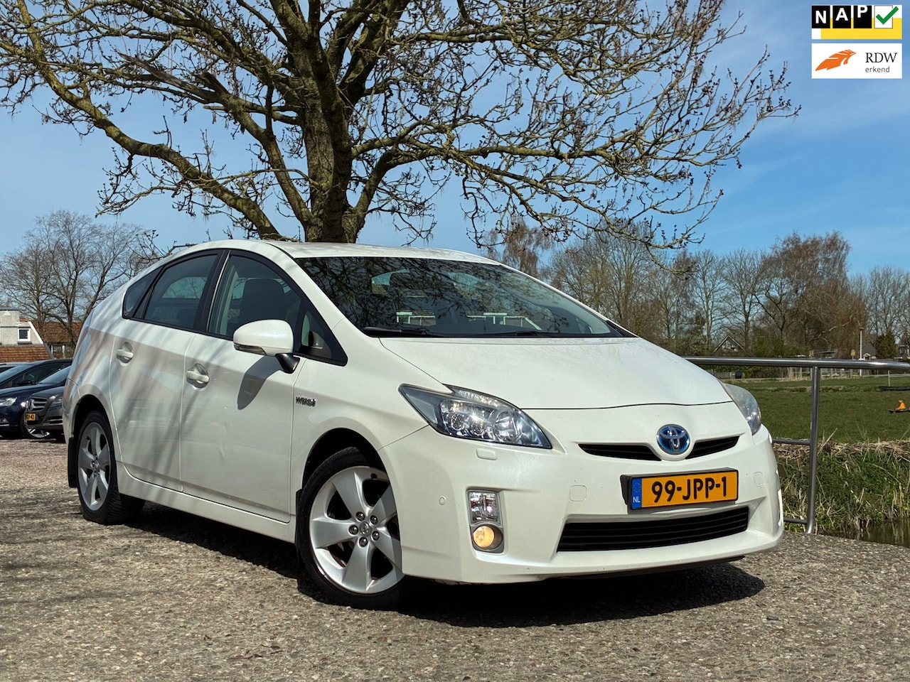 Toyota Prius - 1.8 Dynamic | HUD + Leder + Keyless + Clima + Cruise nu € 6.975,-!!! - AutoWereld.nl