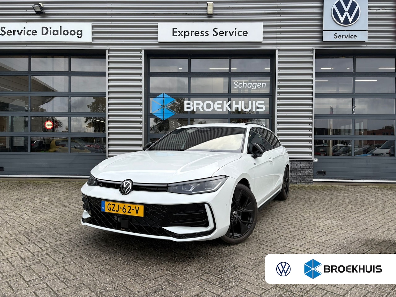Volkswagen Passat Variant - 1.5 eTSI R-Line Edition | Trekhaak | Panoramadak | Eletrische A-klep | Head up Display | S - AutoWereld.nl