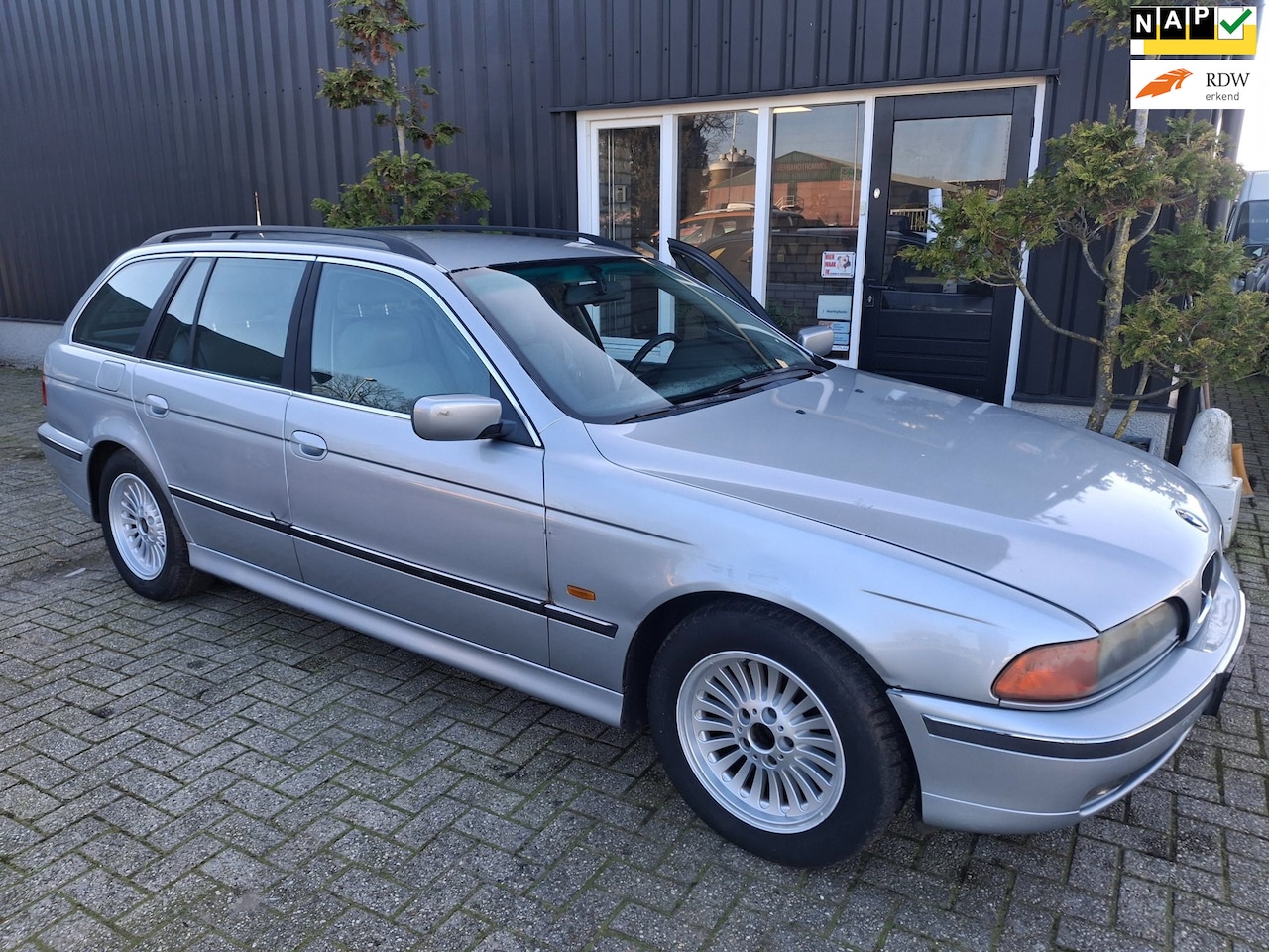 BMW 5-serie Touring - 523i Executive *** opknapper ** - AutoWereld.nl