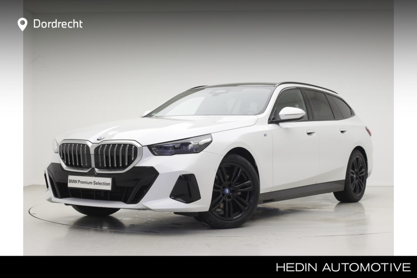 BMW 5-serie Touring - 520i M-Sport | Driving Assistant Plus | Harman Kardon | Panorama | Standkachel | Trekhaak - AutoWereld.nl