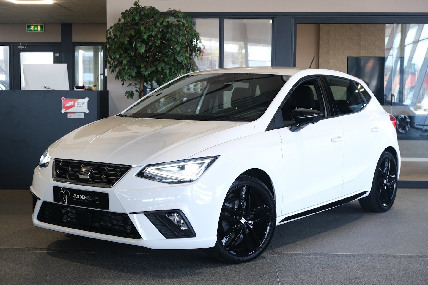 SEAT Ibiza - 1.0 EcoTSI FR 110PK Black Edition Virtual Led Navi - AutoWereld.nl