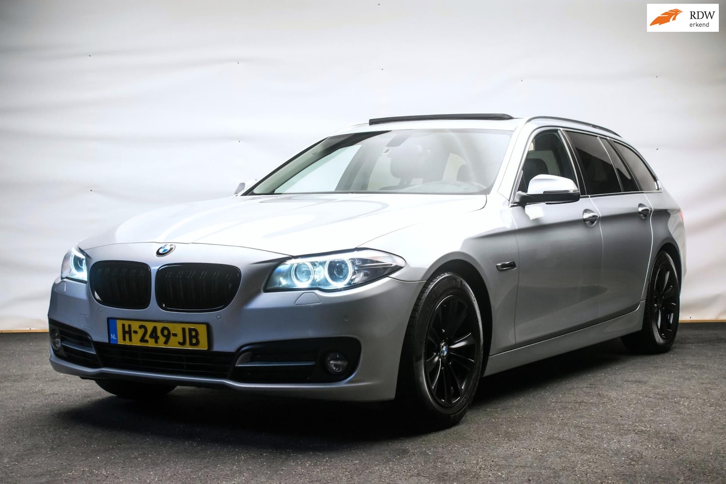 BMW 5-serie Touring - 520d High Executive Automaat [ Panoramadak Luchtvering Bi-Xenon Trekhaak Leder Sportstoele - AutoWereld.nl