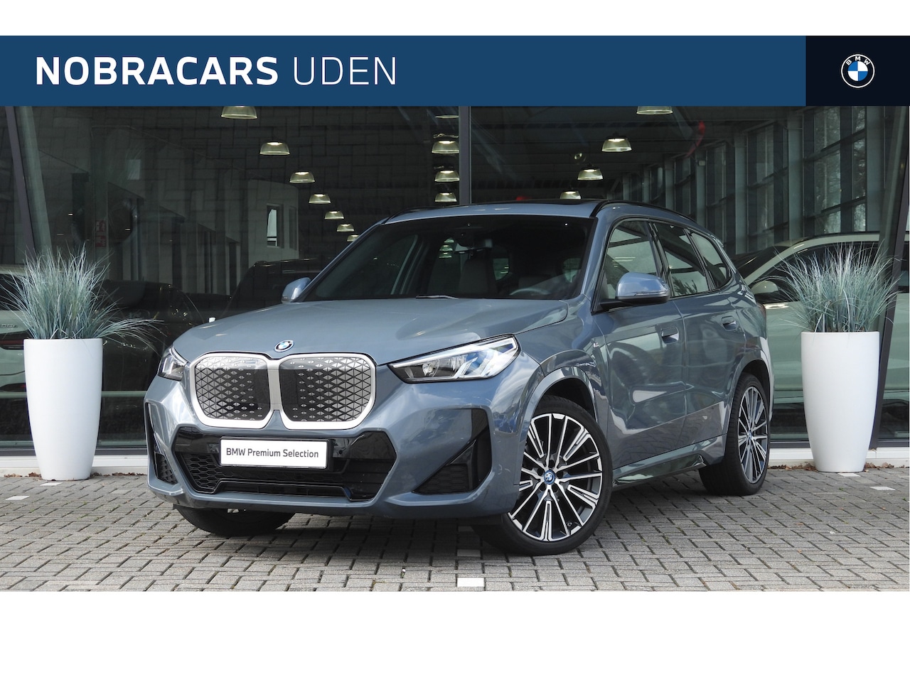 BMW iX1 - eDrive20 M Sport / Panoramadak / Sportstoelen / M Adaptief onderstel / Achteruitrijcamera - AutoWereld.nl