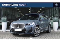 BMW iX1 - eDrive20 M Sport / Panoramadak / Sportstoelen / M Adaptief onderstel / Achteruitrijcamera
