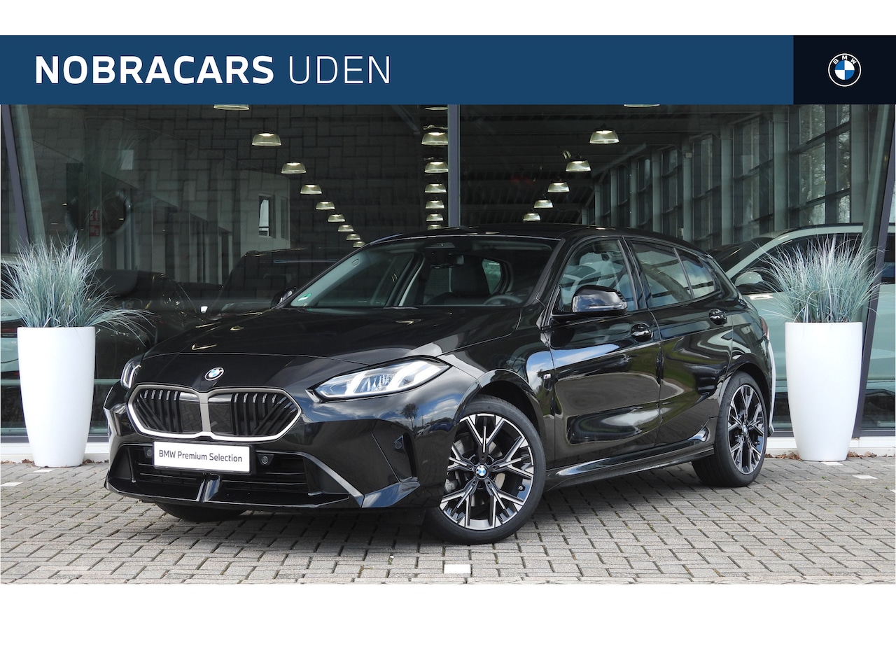 BMW 1-serie - 120 M Sport Automaat / Sportstoelen / Achteruitrijcamera / Stuurverwarming - AutoWereld.nl