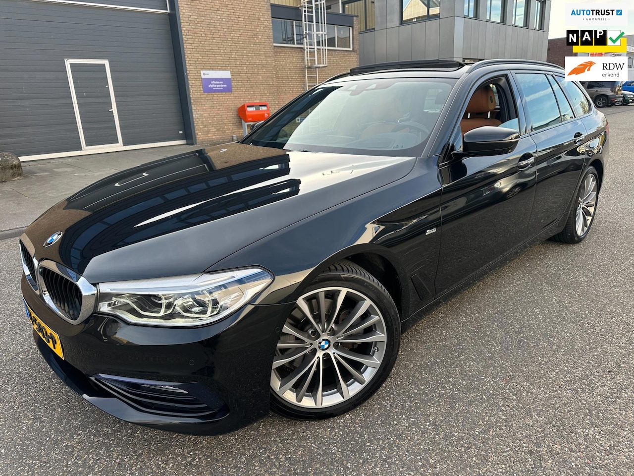 BMW 5-serie Touring - 520i High Executive SPORT AUT PANO LEER NAP VOL LUXE - AutoWereld.nl