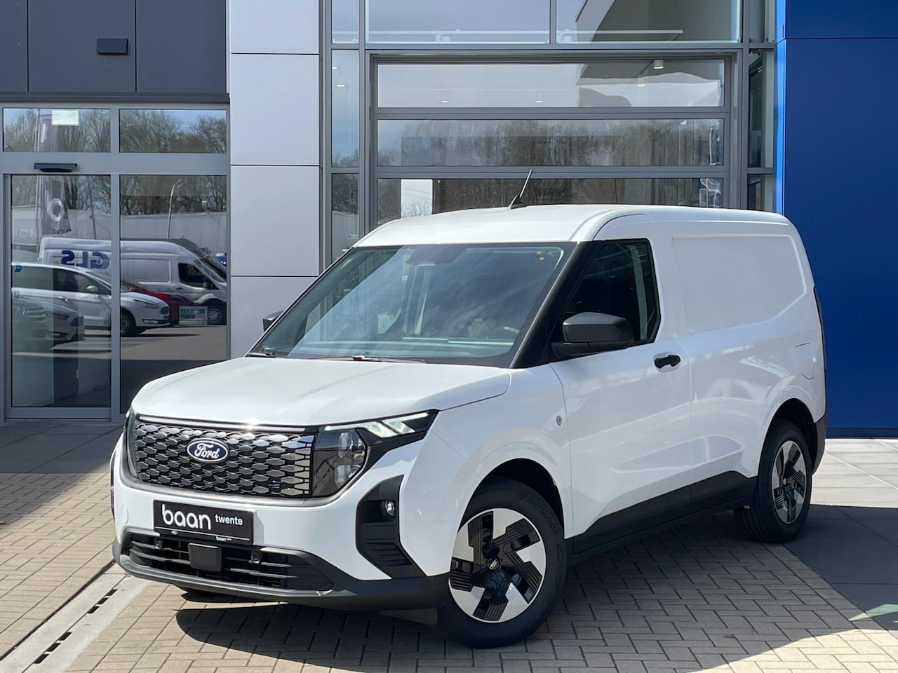 Ford Transit Courier - E-Transit Trend 44 kWh | Trekhaak | - AutoWereld.nl