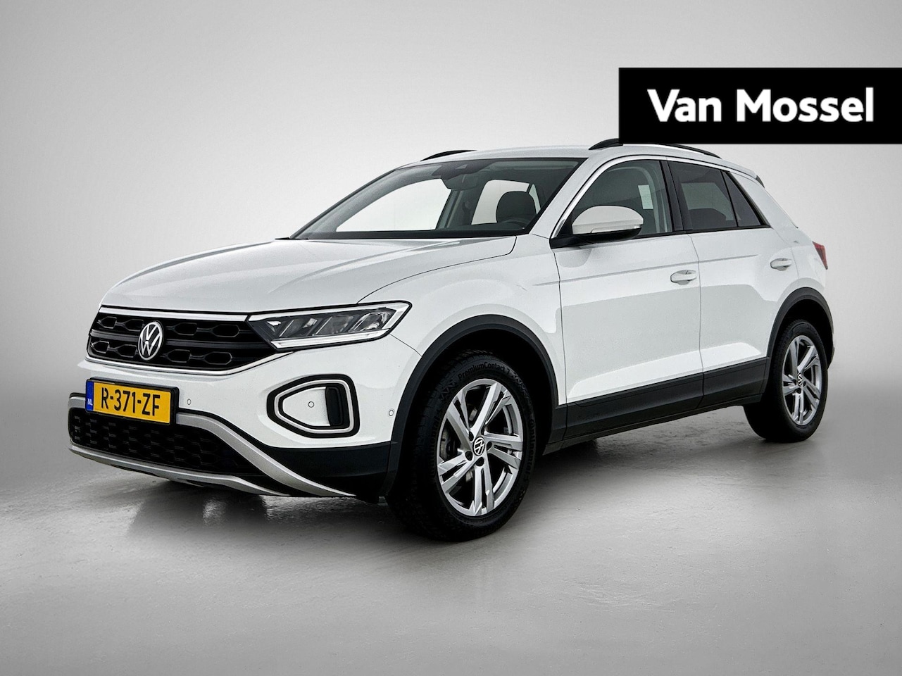 Volkswagen T-Roc - 1.5 TSI Life 75 Edition | TREKHAAK | AUTOMAAT | CAMERA | PARKEERSENSOREN | NAVIGATIE - AutoWereld.nl