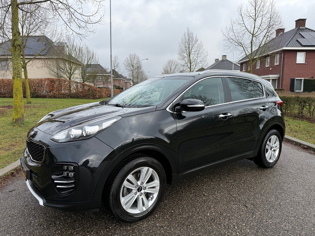 Kia Sportage - 1.6 GDI First Edition Ook zitten er 19 inch velgen GT-line met nieuwe zomerbanden bij - AutoWereld.nl