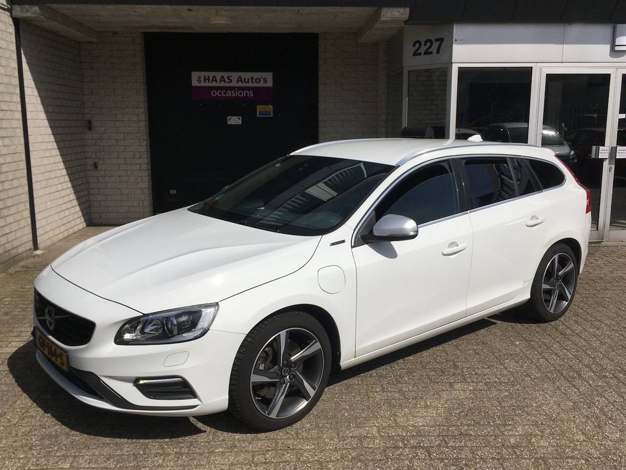 Volvo V60 - 2.4 D6 Twin Engine R-Design / DEALER SERVICED / LEDER / EURO-6 / - AutoWereld.nl