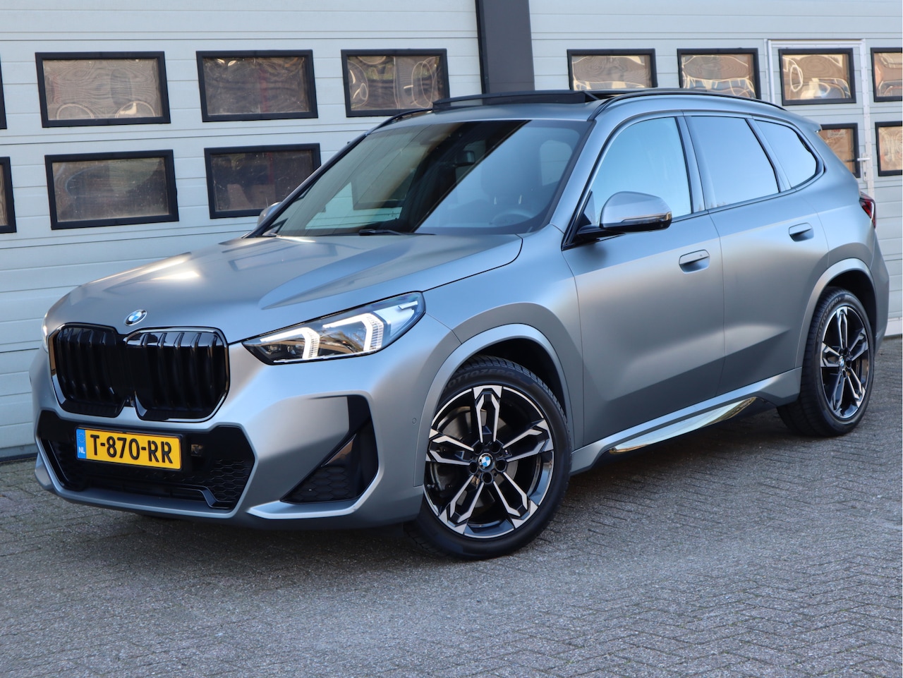 BMW X1 - xDrive 23i 204pk 4Cilinder M-Sport - PANO - H&K - Memory - Dealer O.H. - Frozen Grey - AutoWereld.nl