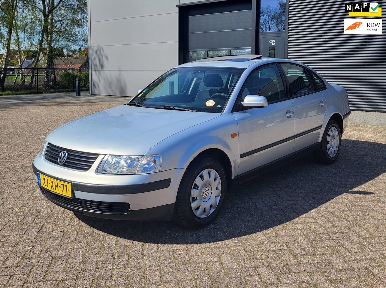 Volkswagen Passat - 1.8 Automaat,Schuifdak,Airco,Cruisecontrol - AutoWereld.nl