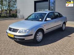 Volkswagen Passat - 1.8 Automaat, Schuifdak, Airco, Cruisecontrol