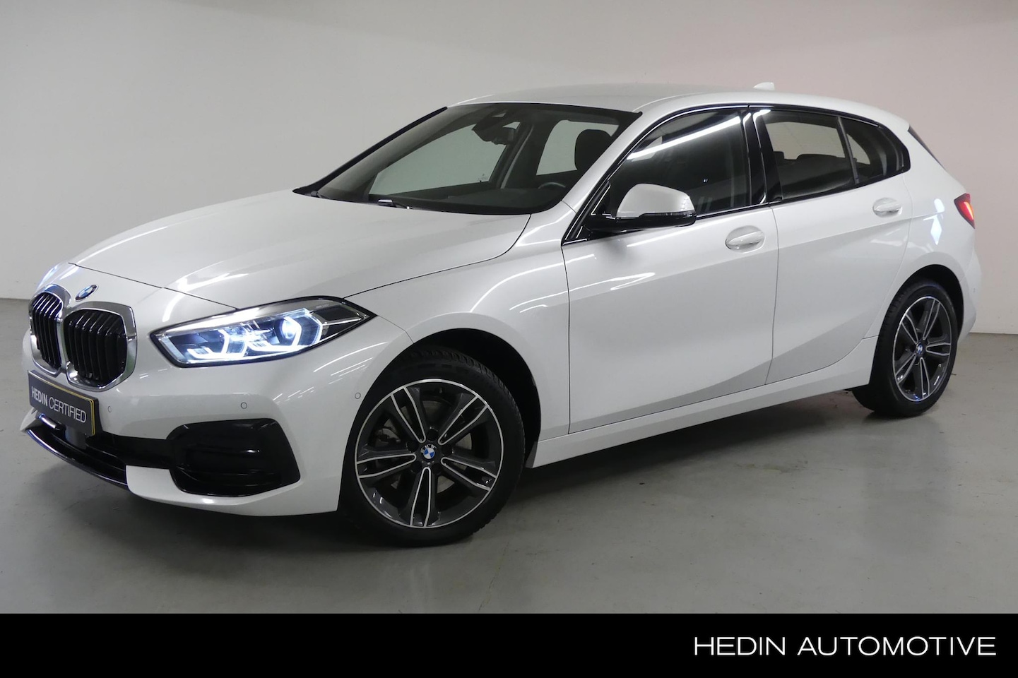 BMW 1-serie - 118i Business Edition | Automaat | Sport Line | LED | Parking Pack | BMW Live Cockpit Prof - AutoWereld.nl