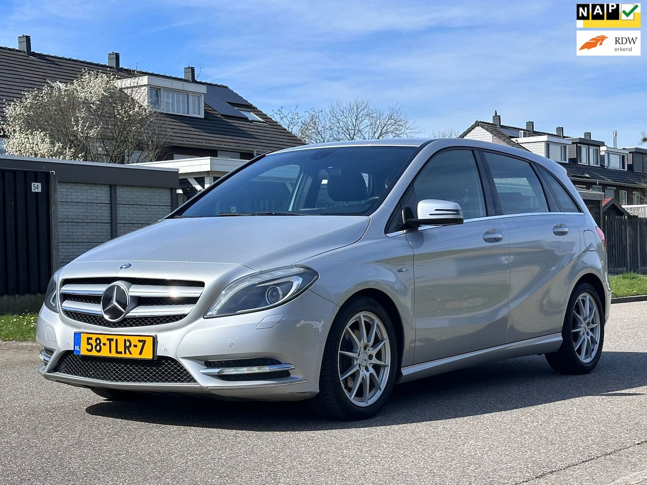 Mercedes-Benz B-klasse - 180 Ambition Automaat*Leder*Navigatie*Cruise*NAP*Airco*Xenon*LM velgen* - AutoWereld.nl