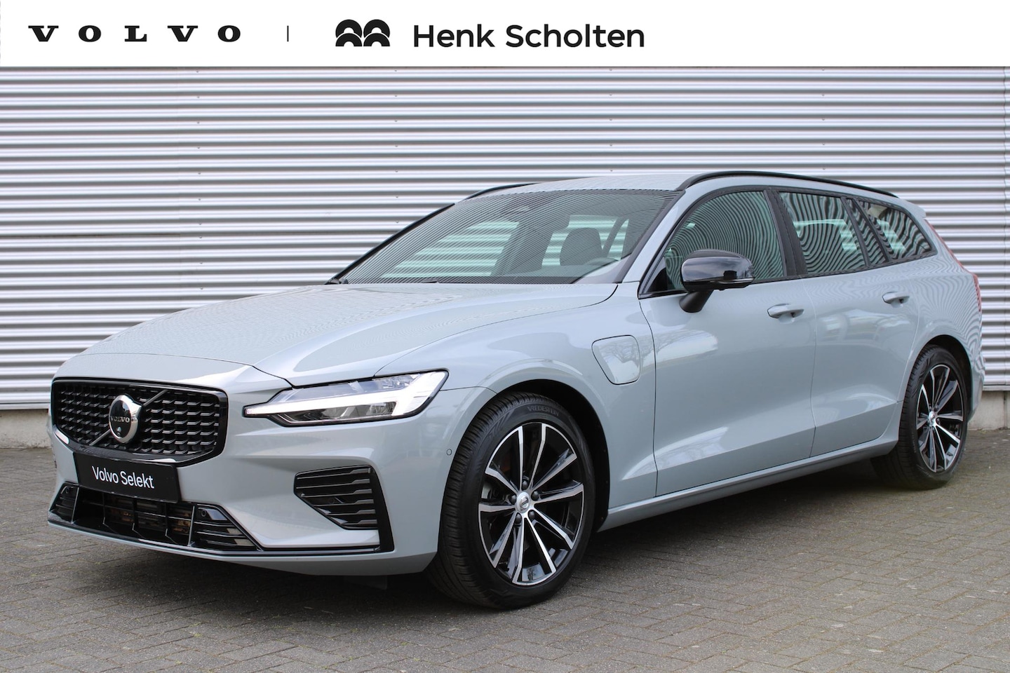 Volvo V60 - T6 Plug-in hybrid AWD Plus Dark | Trekhaak | All-Season Banden | Harman/Kardon Premium Gel - AutoWereld.nl