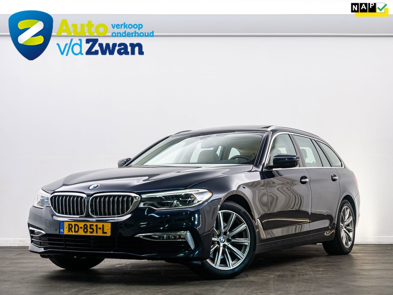 BMW 5-serie Touring - 520i High Executive Luxury Line Pano - AutoWereld.nl