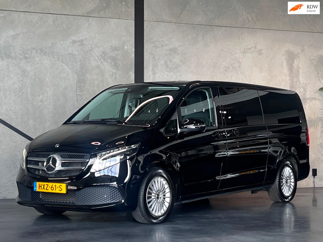 Mercedes-Benz V-klasse - 300d Extra Lang 300d ExtraLang, Burmester, CarPlay, 8-zits, MBUX, Trekhaak, 2 el. schuifdeuren, enz. - AutoWereld.nl