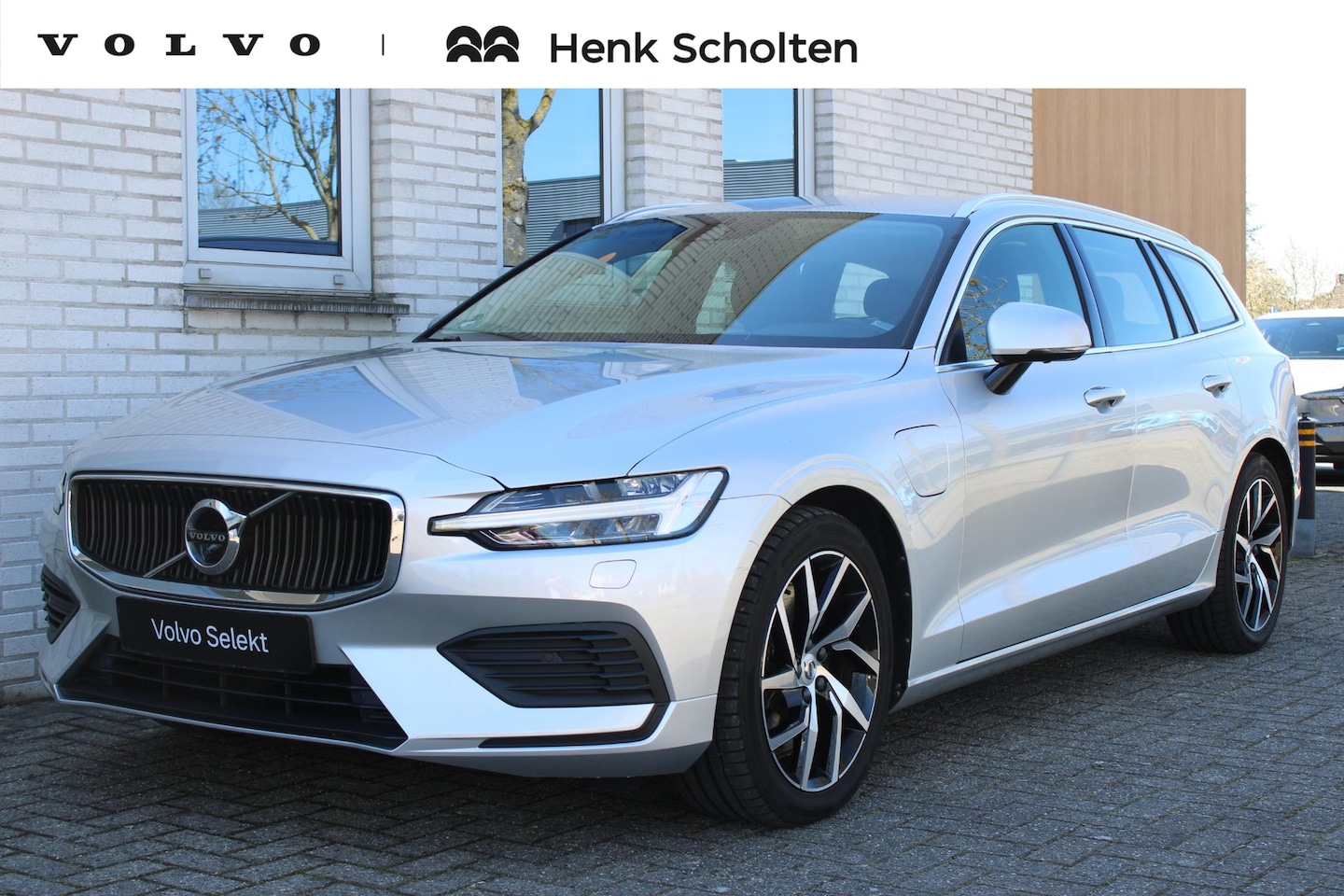 Volvo V60 - 2.0 T6 Twin Engine AWD Momentum Pro | Head-up display | Verwarmbaar stuurwiel | Verwarmbar - AutoWereld.nl