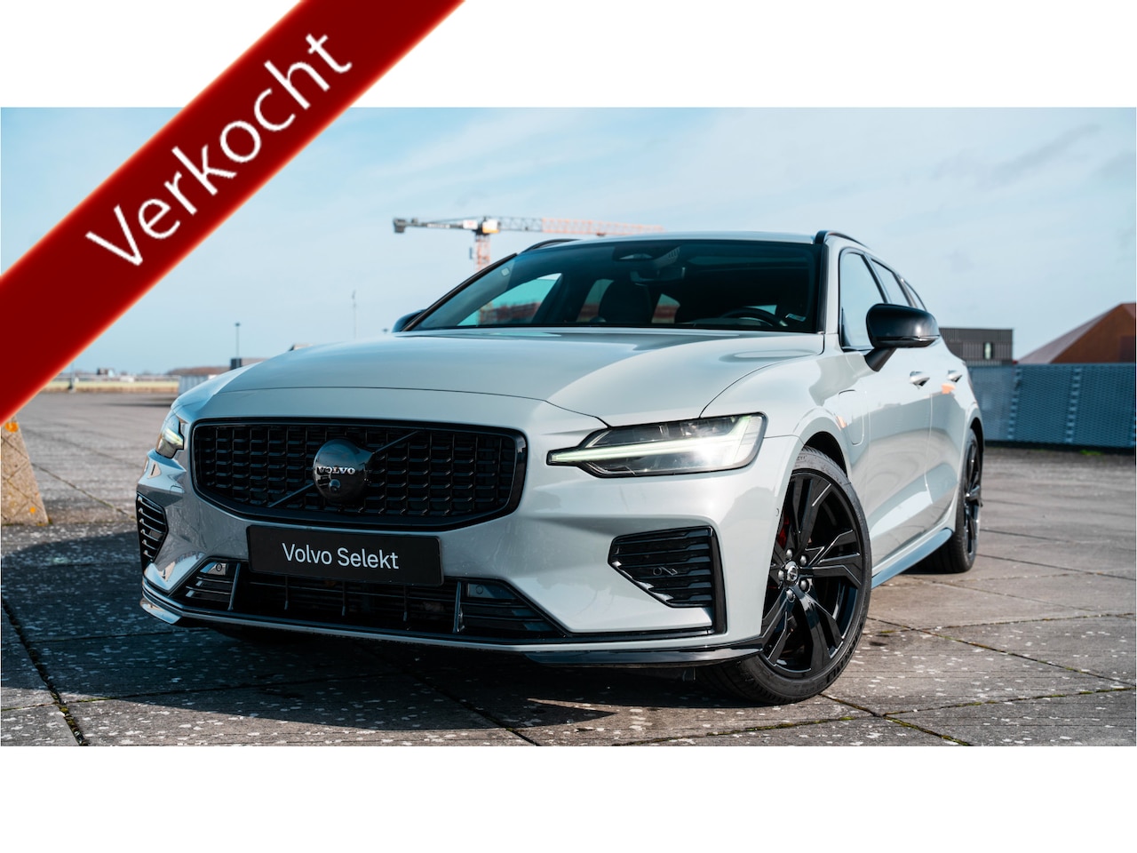 Volvo V60 - 2.0 T8 Plug-in hybrid AWD Plus Dark / Speciale samenstelling / 19" Velgen Black / B&W aud - AutoWereld.nl