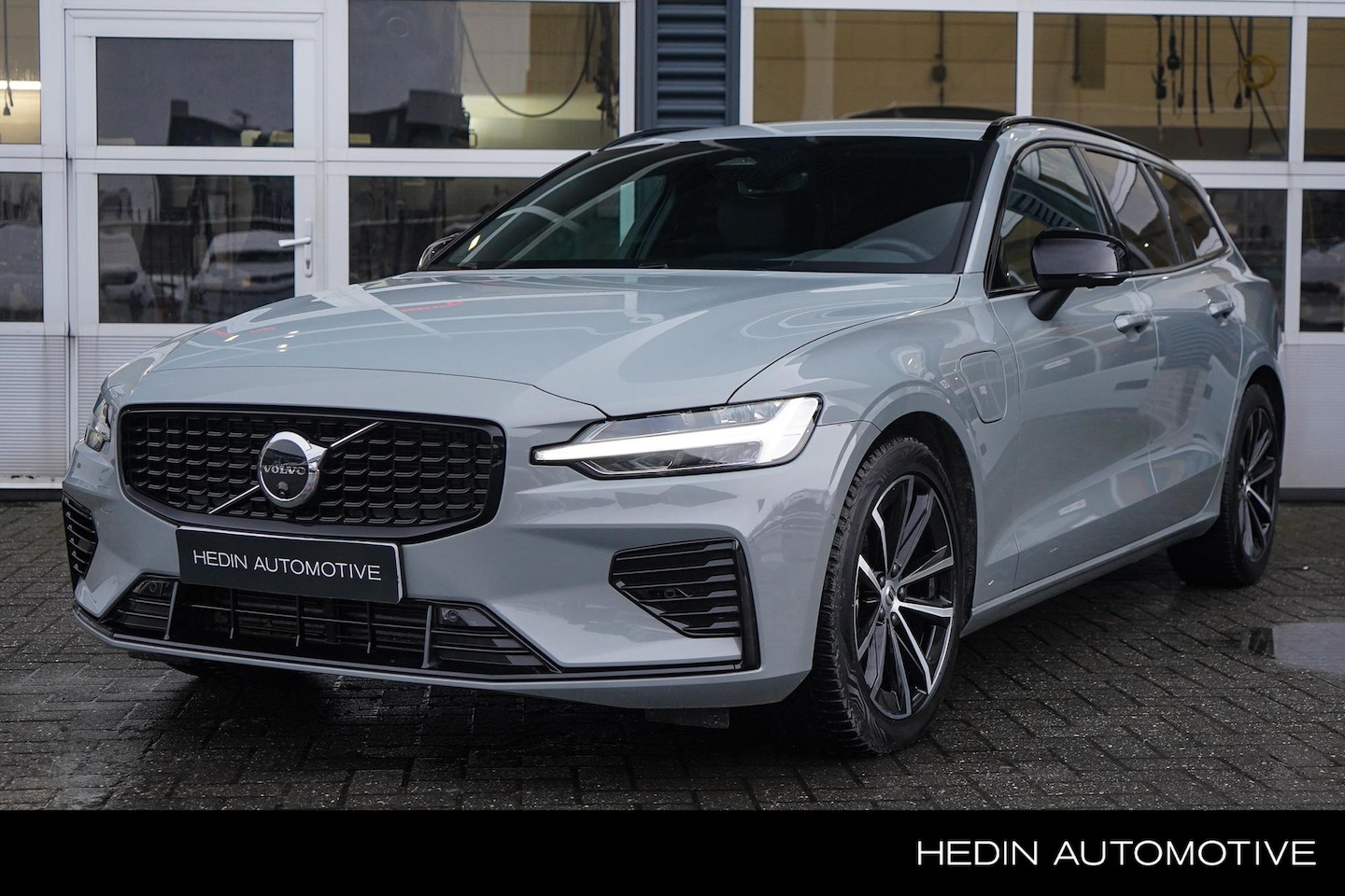 Volvo V60 - 2.0 T6 Plug-in hybrid AWD Plus Dark | 360 Camera | Sportstoelen met geheugen | Harman/Kard - AutoWereld.nl