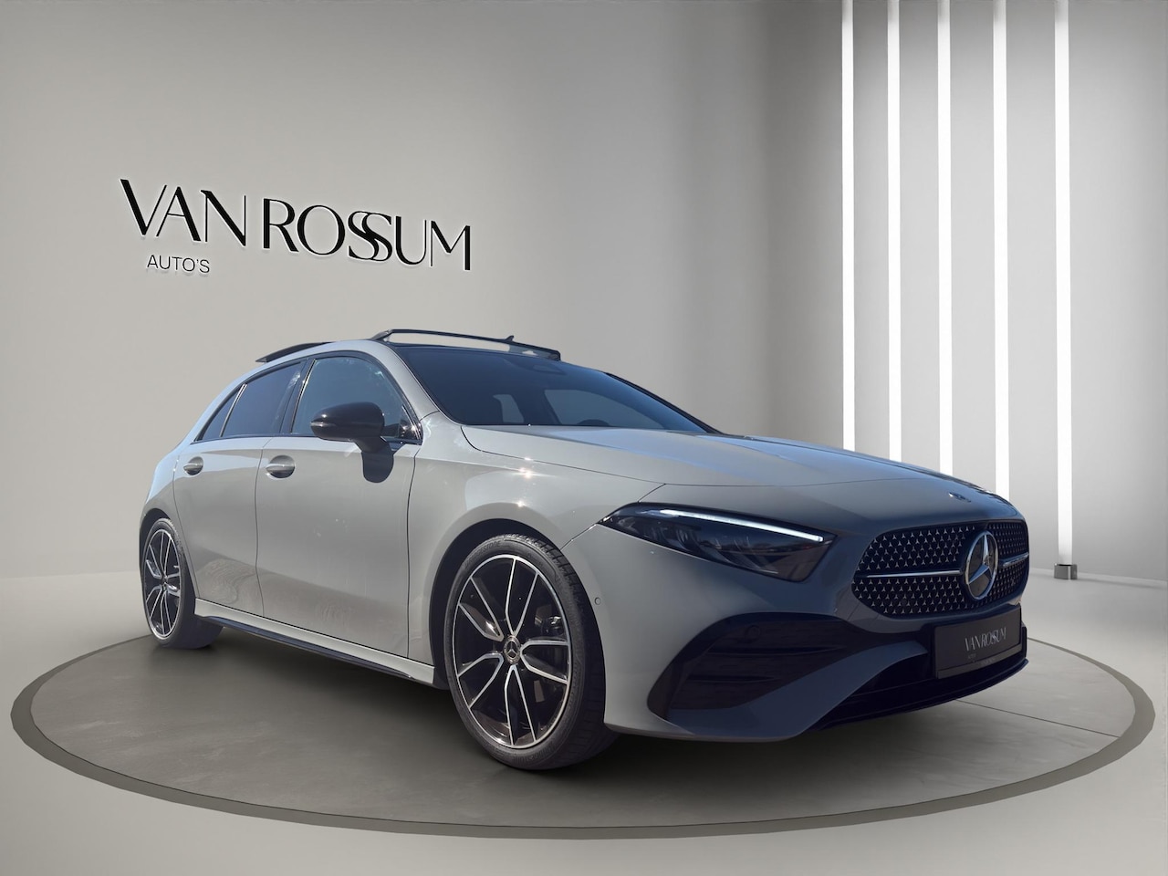 Mercedes-Benz A-klasse - 180 AMG Line | Pano | Sfeer | Stoelverw. | Camera | Trekhaak Electrisch | - AutoWereld.nl