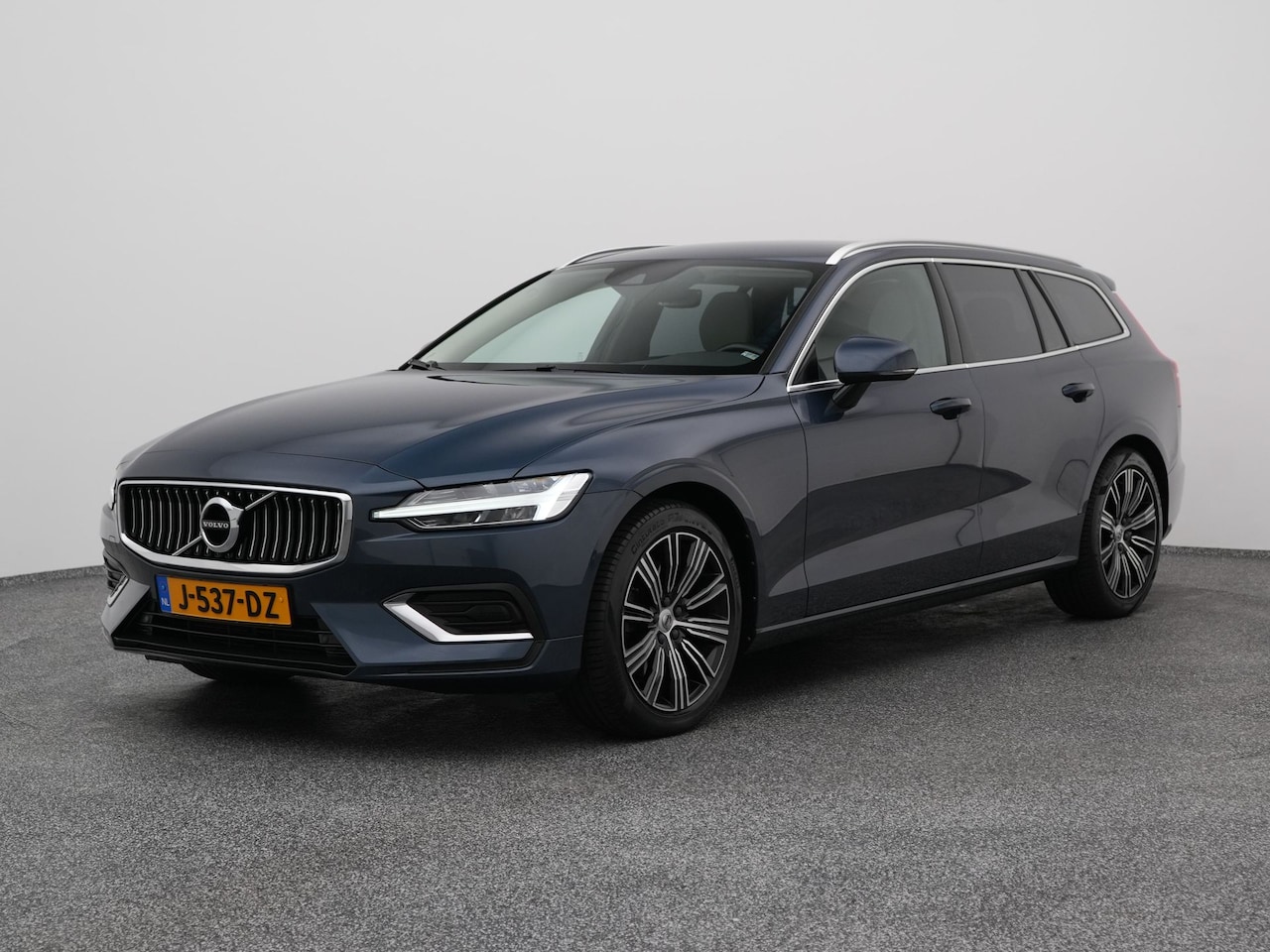 Volvo V60 - 2.0 T4 Inscription | CAMERA | ADAPTIVE | H&K | STOELVERWARMING | TREKHAAK - AutoWereld.nl