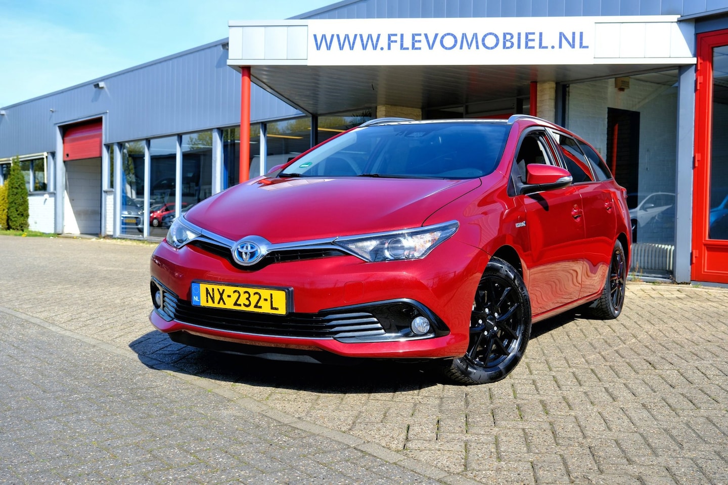 Toyota Auris - 1.8 Hybrid Volcano Edition Aut. Pano|Navi|Clima|Cam - AutoWereld.nl