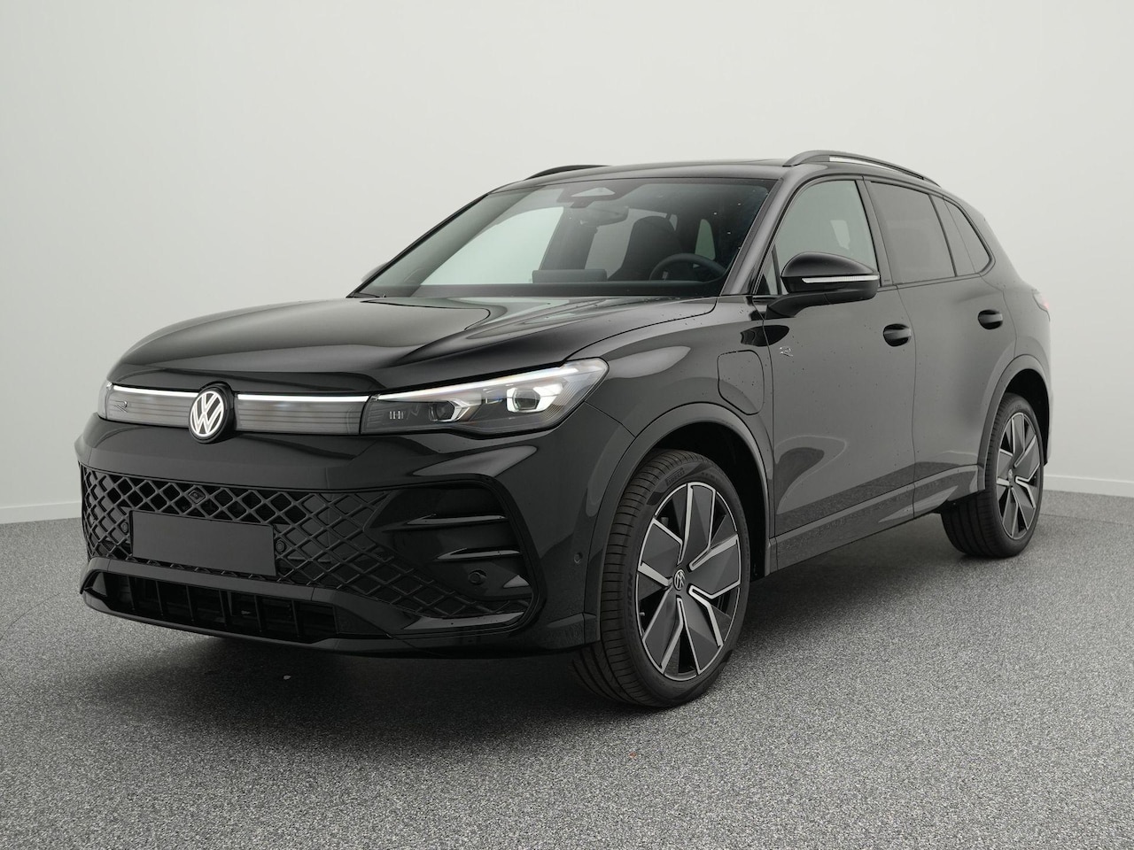 Volkswagen Tiguan - R-Line Edition 1.5 eHybrid 272 PK | Trekhaak | Panoramadak | harman/kardon | Stuur & Stoel - AutoWereld.nl