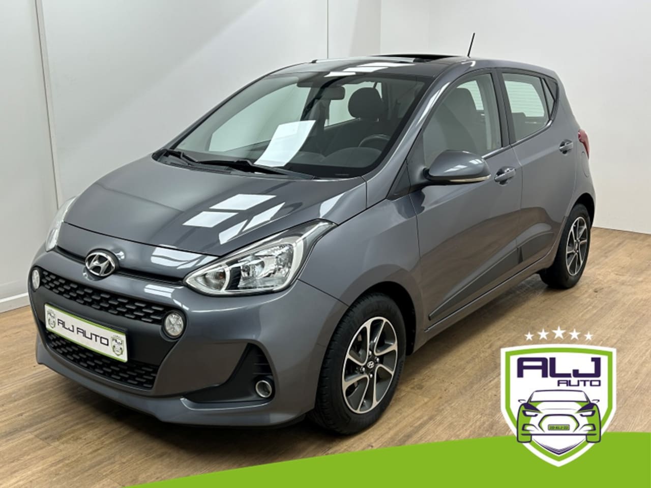 Hyundai i10 - Occasion 1.2i | Grijs | Tweedehands Hyundai i10 | Airco | Panoramadak | Automaat | Bluetoo - AutoWereld.nl