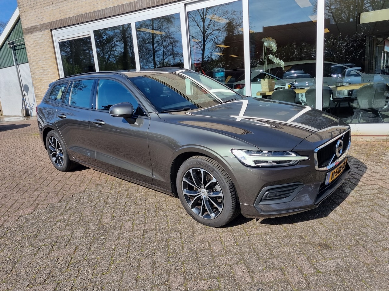 Volvo V60 - 2.0 B3 Momentum automaat Advantage trekhaak! - AutoWereld.nl