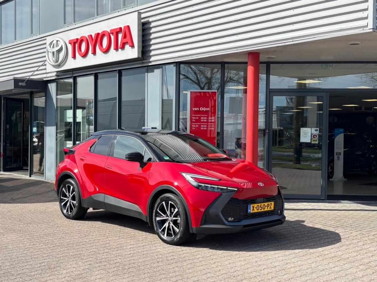 Toyota C-HR - 2.0 Hybrid 200 First | Groot scherm | Dodehoek | Camera | Lage k - AutoWereld.nl