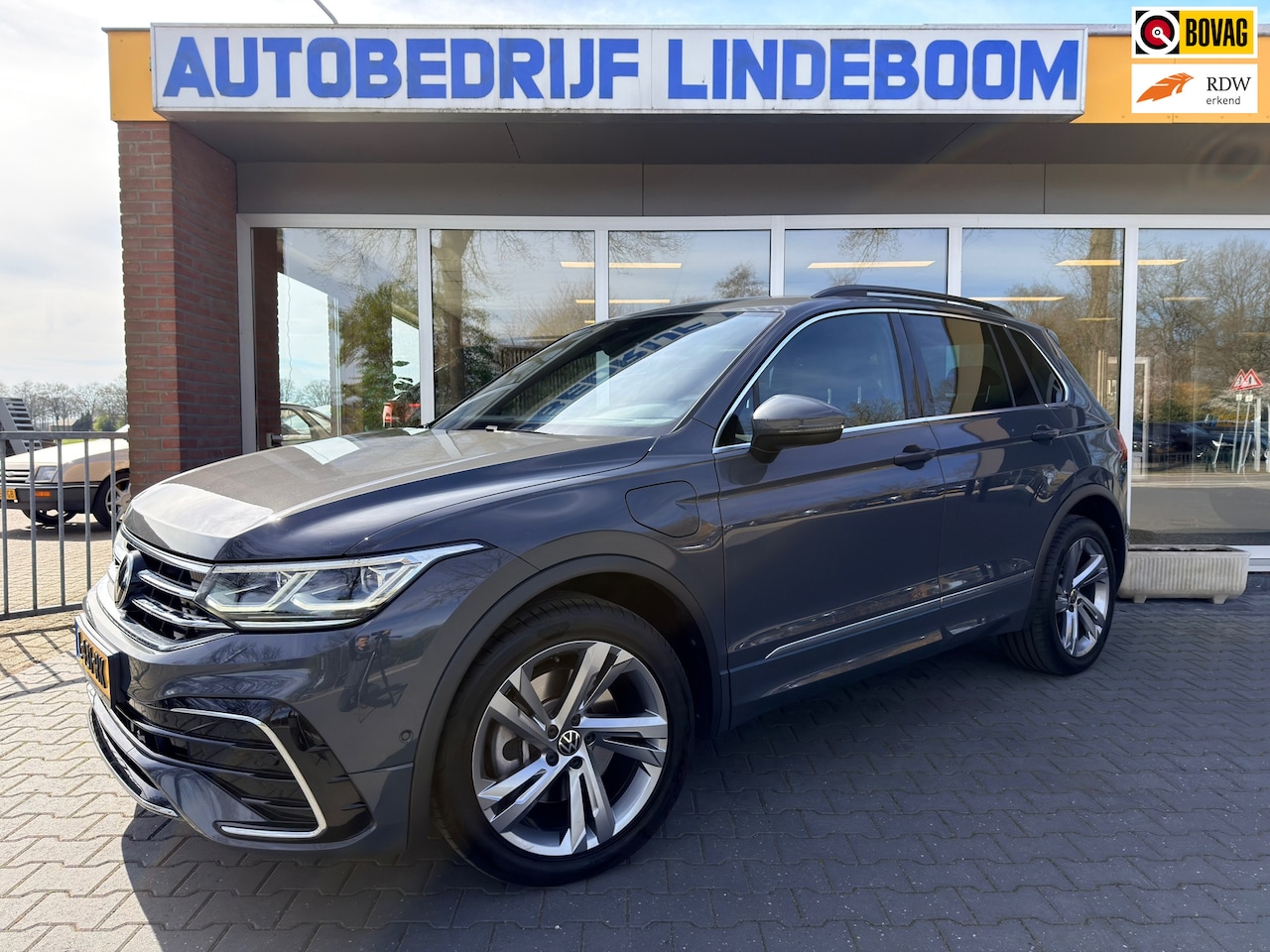 Volkswagen Tiguan - 1.4 TSI eHybrid R-Line IQ Light, ACC, Dodehoek detectie - AutoWereld.nl